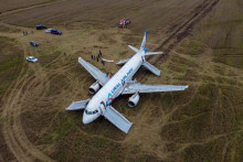 Airbus A320 spoločnosti Ural Airlines, ktorý núdzovo pristál na poli pri Novosibirsku. Piloti po úniku paliva usúdili, že na najbližšie letisko to nestihnú. FOTO: Reuters