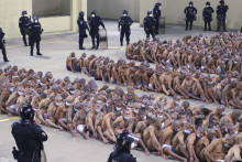 Spacifikovaní väzni po policajnom zásahu vo väznici Izalco v Salvádore. FOTO: Reuters
