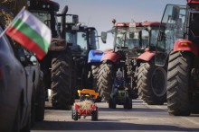 Hračkársky traktor počas protestu poľnohospodárov pri bulharskom meste Breznik. FOTO: TASR/AP