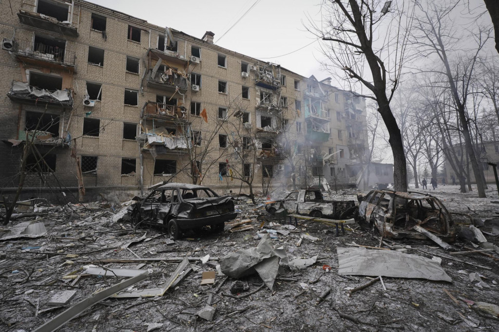 Ilustračná fotografia. Materiálne škody v obytnej štvrti po ruskom raketovom útoku na ukrajinské mesto Charkov. FOTO: TASR/AP