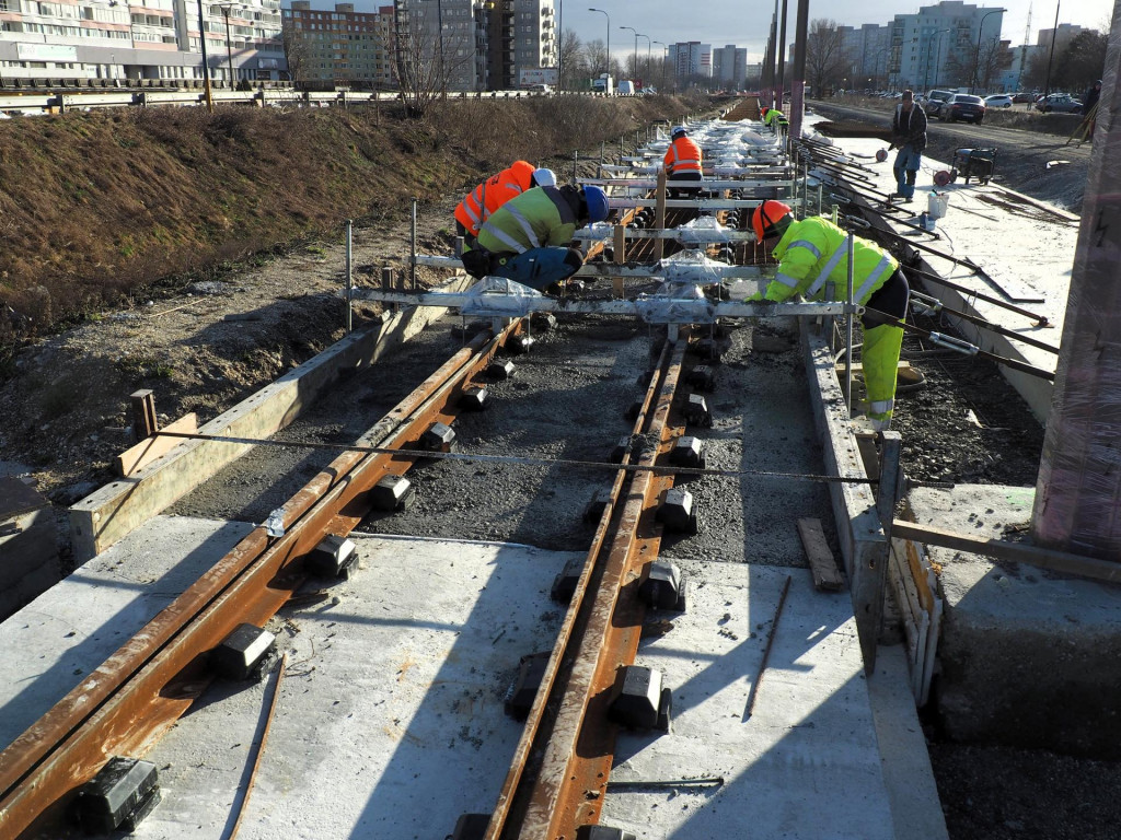 Stavbári pokračujú vo výstavbe električkovej trate v bratislavskej Petržalke. FOTO: TASR/Miroslav Košírer