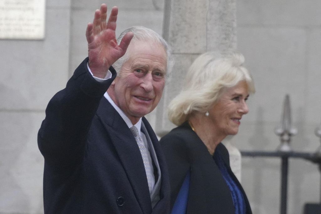 Britský kráľ Karol III. a britská kráľovná Kamila odchádzajú zo súkromného zdravotníckeho zariadenia The London Clinic po tom čo absolvoval operáciu prostaty.