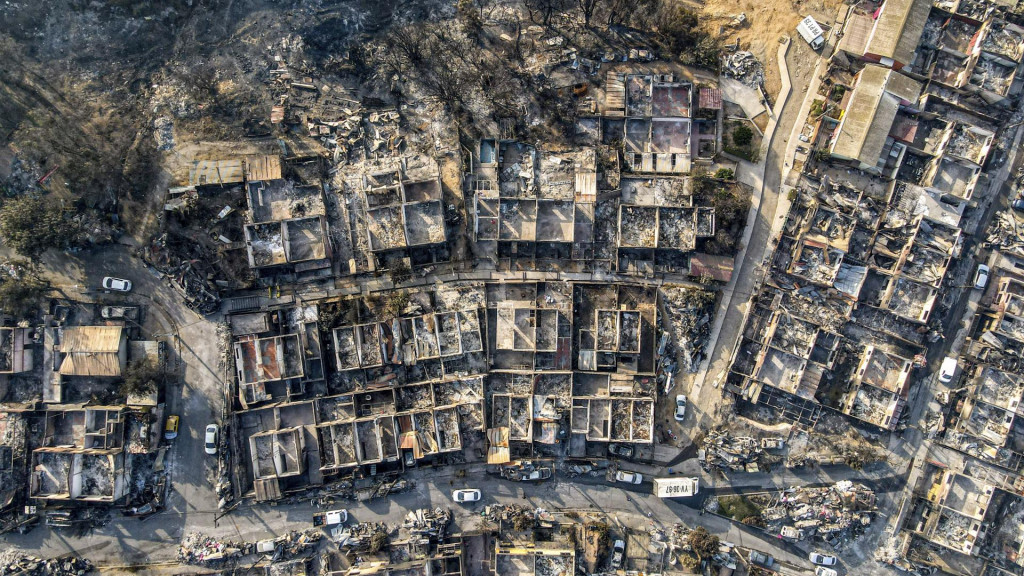 Vyhorená obytná štvrť počas lesných požiarov v čilskom meste Vina del Mar. FOTO: TASR/AP