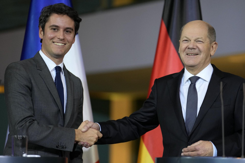 Nemecký kancelár Olaf Scholz a francúzsky premiér Gabriel Attal. FOTO: TASR/AP