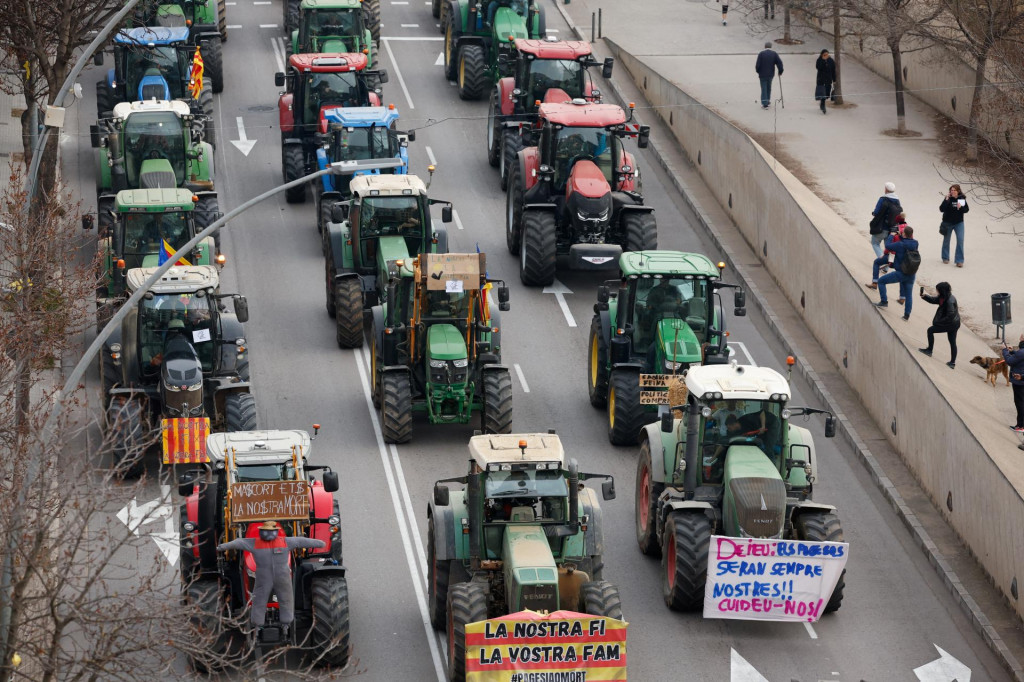 Farmári protestujú proti cenovým tlakom, daniam a ekologickej regulácii. FOTO: Reuters