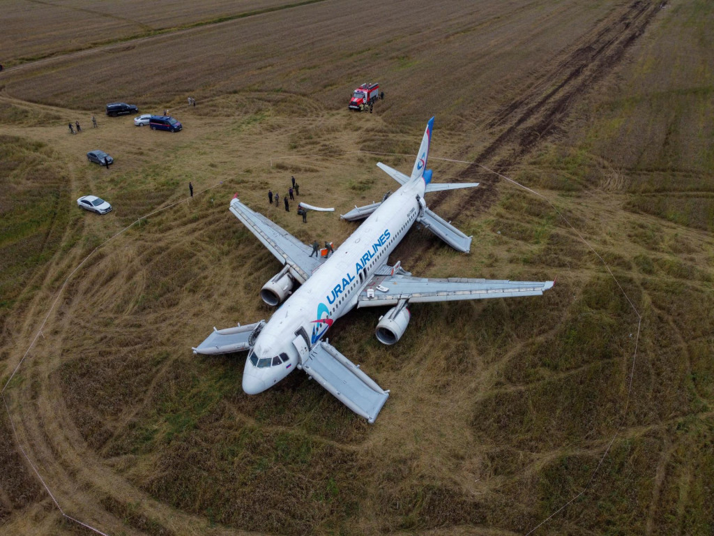 Airbus A320 spoločnosti Ural Airlines, ktorý núdzovo pristál na poli pri Novosibirsku. Piloti po úniku paliva usúdili, že na najbližšie letisko to nestihnú. FOTO: Reuters