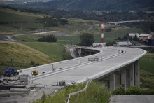 Na snímke stavba diaľničného úseku Ivachnová – Hubová pri Ružomberku z júla 2021. Vtedy sa očakávalo jej dokončenie v roku 2023, teraz sa skloňuje rok 2025. Na temto úsek nadväzuje budúca autostráda z Hubovej do Turian, ktorá sa ešte nezačala ani stavať.

FOTO: TASR/M. Mlynárová