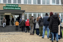 Na archívnej snímke ľudia čakajú v rade pred Univerzitnou lekárňou v Ružinove v dôsledku zvýšenej chorobnosti.

FOTO: TASR/P. Zachar
