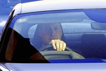 Britský princ William odchádza na aute po návšteve zdravotníckeho zariadenia The London Clinic. FOTO: TASR/AP