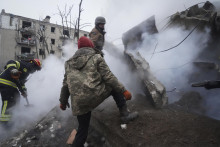 Záchranári zasahujú pred obytnou budovou po ruskom raketovom útoku na ukrajinské mesto Charkov. ILUSTRAČNÉ FOTO: TASR/AP