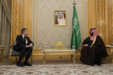 Americký minister zahraničných vecí Antony Blinken a saudskoarabský korunný princ Muhammad bin Salmán počas stretnutia v saudskoarabskom Rijáde. FOTO: TASR/AP