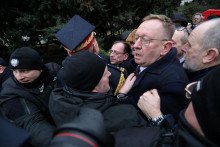 Bývalý poľský minister vnútra Mariusz Kamiňski bol zablokovaný dôstojníkmi maršálskej stráže pred budovou parlamentu vo Varšave. FOTO: REUTERS