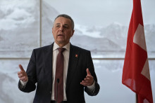 Švajčiarsky minister zahraničných vecí Ignazio Cassis gestikuluje počas tlačovej konferencie po stretnutí s čínskymi predstaviteľmi v Pekingu. FOTO: TASR/AP