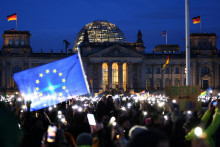 Berlínsky protest proti krajnej pravici, na ktorom sa demonštranti jasne prihlásili k Európskej únii. FOTO: Reuters