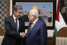 Americký minister zahraničných vecí Antony Blinken (vľavo) a palestínsky prezident Mahmúd Abbás. FOTO: TASR/AP