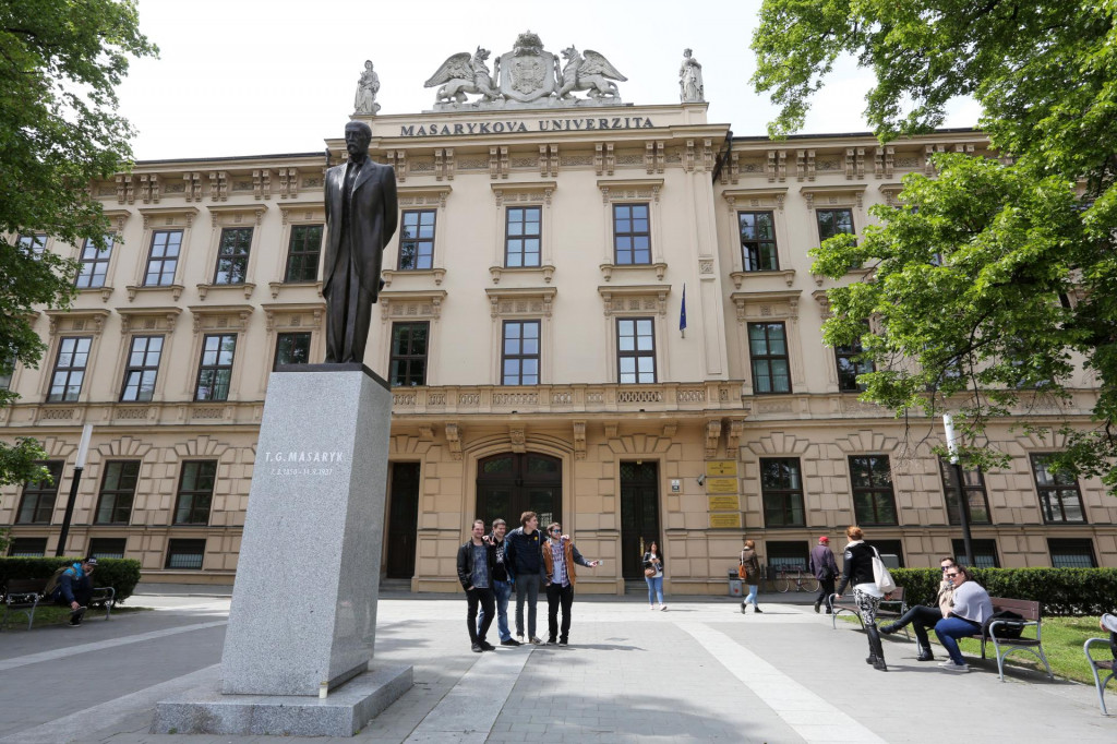 Slovenskí študenti pred Masarykovou univerzitou v Brne, kde vymysleli nový typ vysvedčenia. FOTO: HN/Peter Mayer