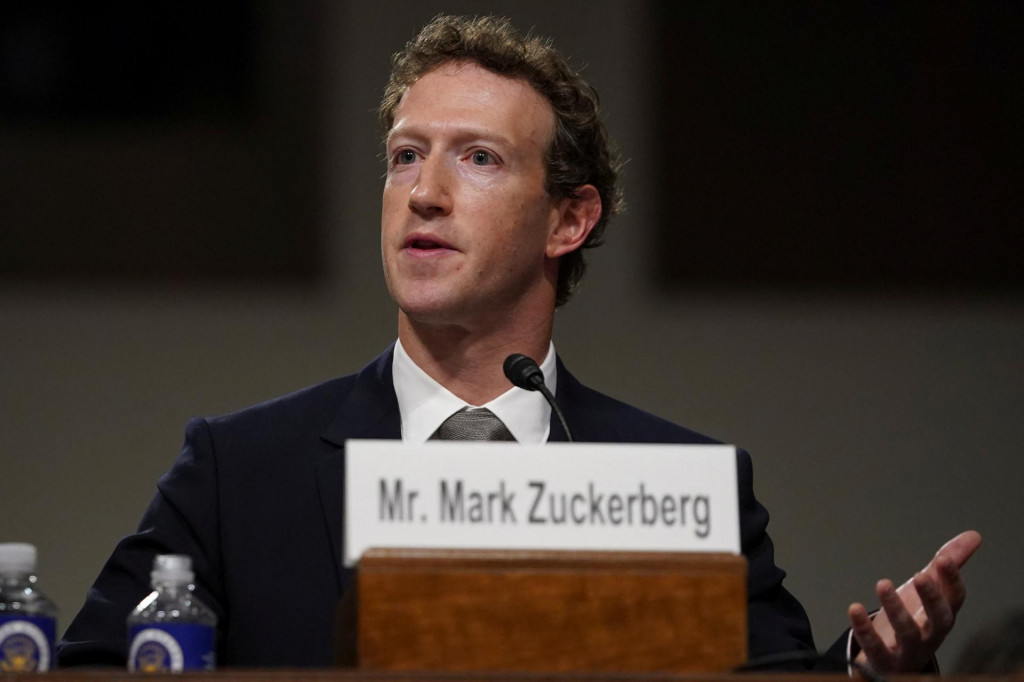 Šéf firmy Meta Platforms Mark Zuckerberg pred senátnym výborom vysvetľuje, ako jeho firmy zamedzujú zneužívaniu detí v online priestore. Hospodársky sa však firme mimoriadne darí. FOTO: REUTERS