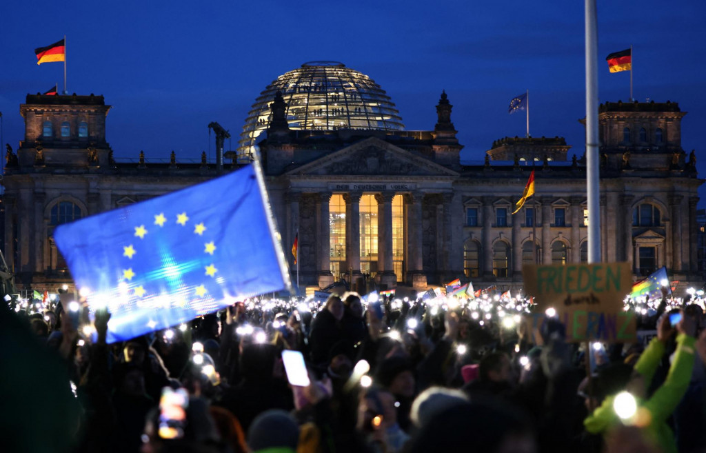 Berlínsky protest proti krajnej pravici, na ktorom sa demonštranti jasne prihlásili k Európskej únii. FOTO: Reuters