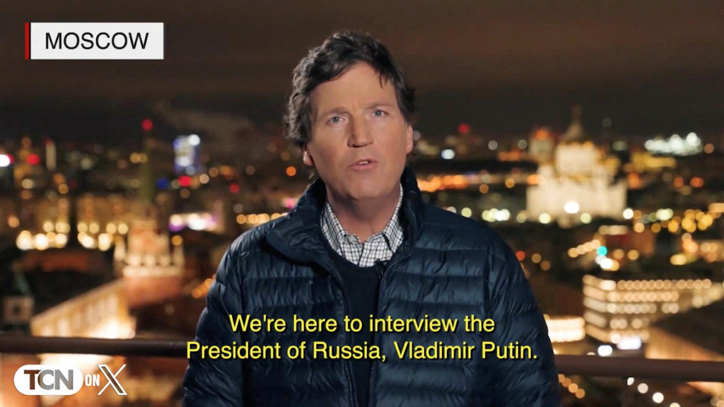 Tucker Carlson hovorí o svojom rozhovore s ruským prezidentom Vladimirom Putinom v Moskve. FOTO: REUTERS