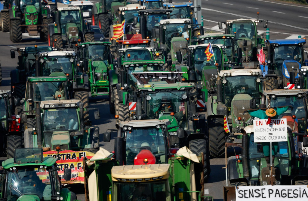 Protest španielskych farmárov v Barcelone. FOTO: REUTERS