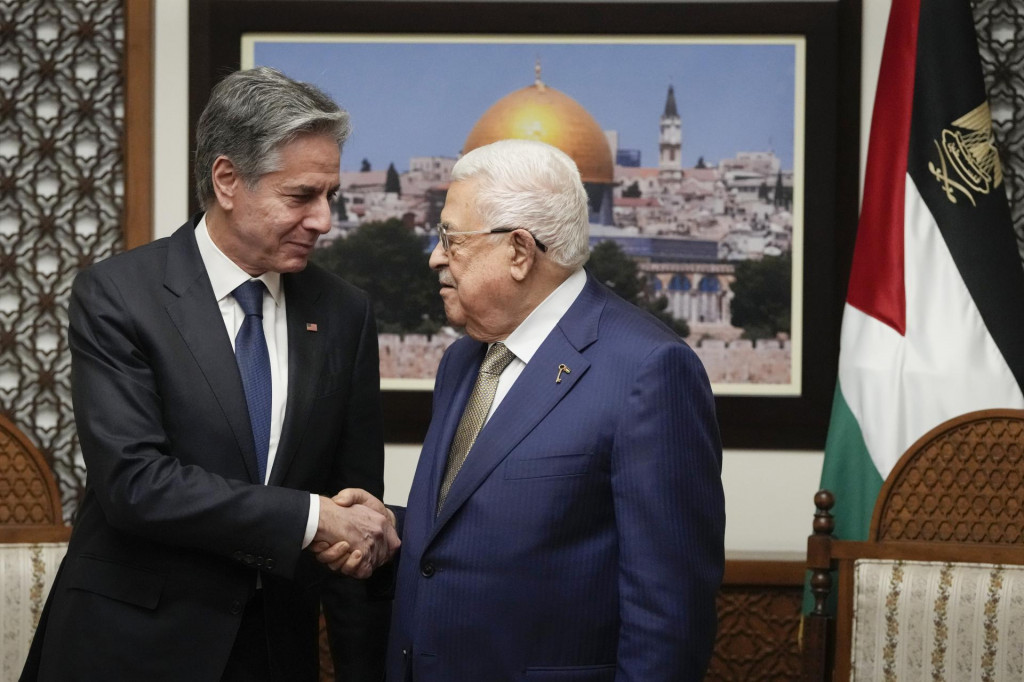 Americký minister zahraničných vecí Antony Blinken (vľavo) a palestínsky prezident Mahmúd Abbás. FOTO: TASR/AP