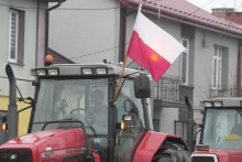 Farmári na traktoroch počas protestu v meste Deblin na juhohýchode Poľska. FOTO: TASR/AP

