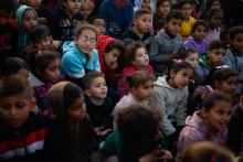 Vysídlené palestínske deti, ktoré utiekli zo svojich domov kvôli izraelským útokom. FOTO: Reuters