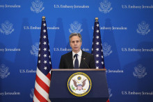 Americký minister zahraničných vecí Antony Blinken hovorí počas tlačovej konferencie v Tel Avive. FOTO: TASR/AP