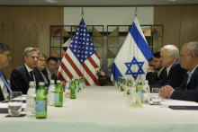 Americký minister zahraničných vecí Antony Blinken (druhý zľava) rozpráva počas stretnutia s bývalým šéfom izraelských obranných síl (IDF) Gadim Eisenkotom (vpravo) a bývalým izraelským ministrom obrany Bennym Gancom (druhý sprava) v Jeruzaleme. FOTO: TASR/AP