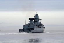 Fregata Hessen opustila námornú základňu vo Wilhelmshavene a odplávala smerom do Červeného mora. FOTO: Reuters