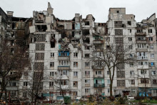 Obytná budova poškodená v priebehu ruskej vojny na Ukrajine v južnom prístavnom meste Mariupol na Ukrajine. FOTO: Reuters