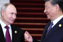 Ruský prezident Vladimir Putin s čínskym prezidentom Si Ťin-pchingom počas uvítacieho ceremoniálu na Fóre pásu a cesty v Pekingu. FOTO: Reuters