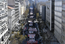 Grécki študenti a ďalší demonštranti pochodujú počas protestu proti legalizácii súkromných univerzít v Aténach. FOTO: TASR/AP
