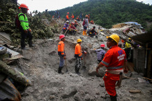 Pátracie a záchranné operácie pokračujú po zosuve pôdy vo filipínskej provincii Davao de Oro. FOTO: Reuters