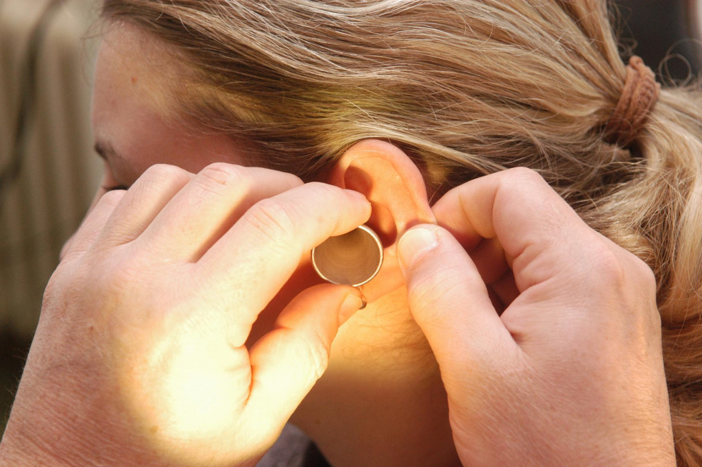 Pokiaľ vás zvuky v ušiach sužujú dlhodobo, mali by ste sa obrátiť na lekára.
