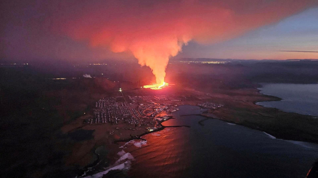 Sopka chrlí lávu a dym pri erupcii na islandskom polostrove Reykjanes. FOTO: Reuters/Civilná obrana Islandu