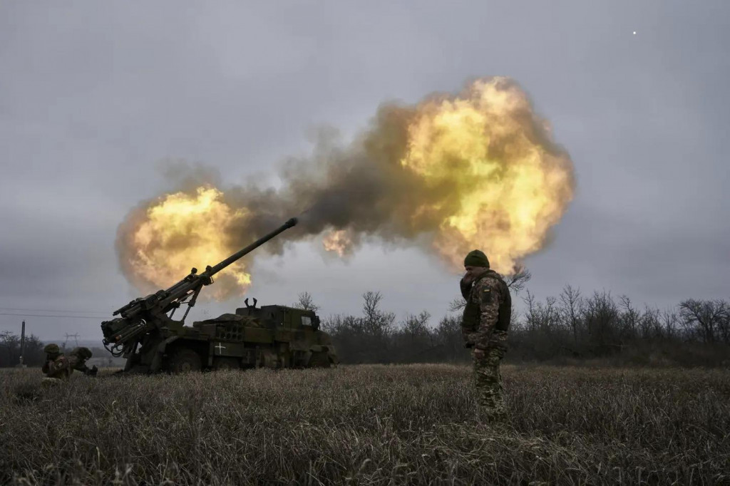 Ukrajinskí vojaci strieľajú na ruské pozície neďaleko Avdijivky. FOTO: TASR/AP