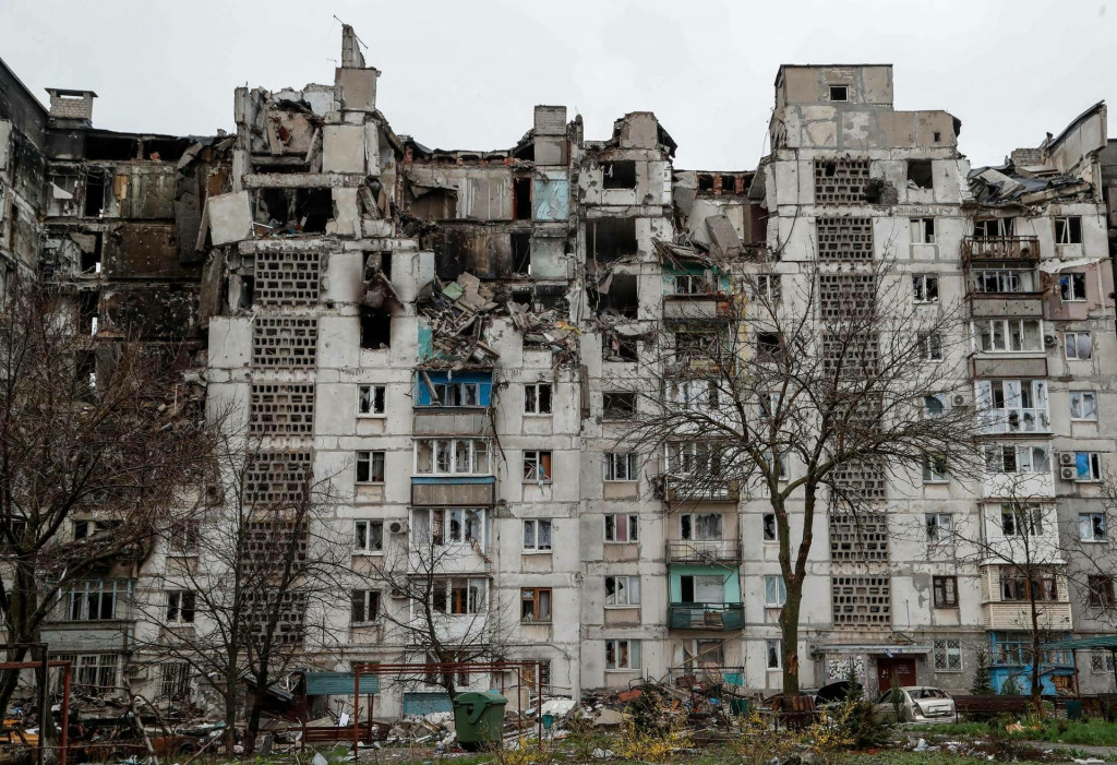 Obytná budova poškodená v priebehu ruskej vojny na Ukrajine v južnom prístavnom meste Mariupol na Ukrajine. FOTO: Reuters