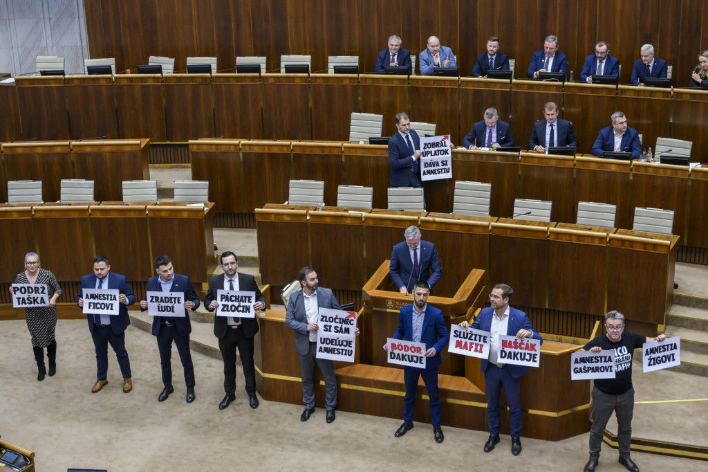 &Uacute;rad &scaron;peci&aacute;lnej prokurat&uacute;ry sa m&aacute; zru&scaron;iť. M&aacute; tiež d&ocirc;jsť k viacer&yacute;m zmen&aacute;m pri trestn&yacute;ch sadzb&aacute;ch, hraniciach &scaron;k&ocirc;d pri majetkovej trestnej činnosti aj k &uacute;prave premlčac&iacute;ch leh&ocirc;t. Vypl&yacute;va to z novely Trestn&eacute;ho z&aacute;kona z dielne ministerstva spravodlivosti, ktor&uacute; vo &scaron;tvrtok schv&aacute;lili poslanci N&aacute;rodnej rady.  FOTO: TASR/Jaroslav Nov&aacute;k