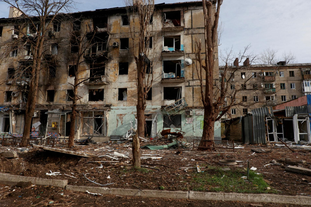 Obytné budovy ťažko poškodené trvalými ruskými vojenskými útokmi v meste Avdiivka v prvej línii. FOTO: Reuters