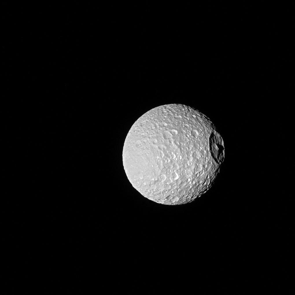 Saturnov mesiac prezývaný Hviezda smrti ukrýva tajomstvo, odhalila sonda