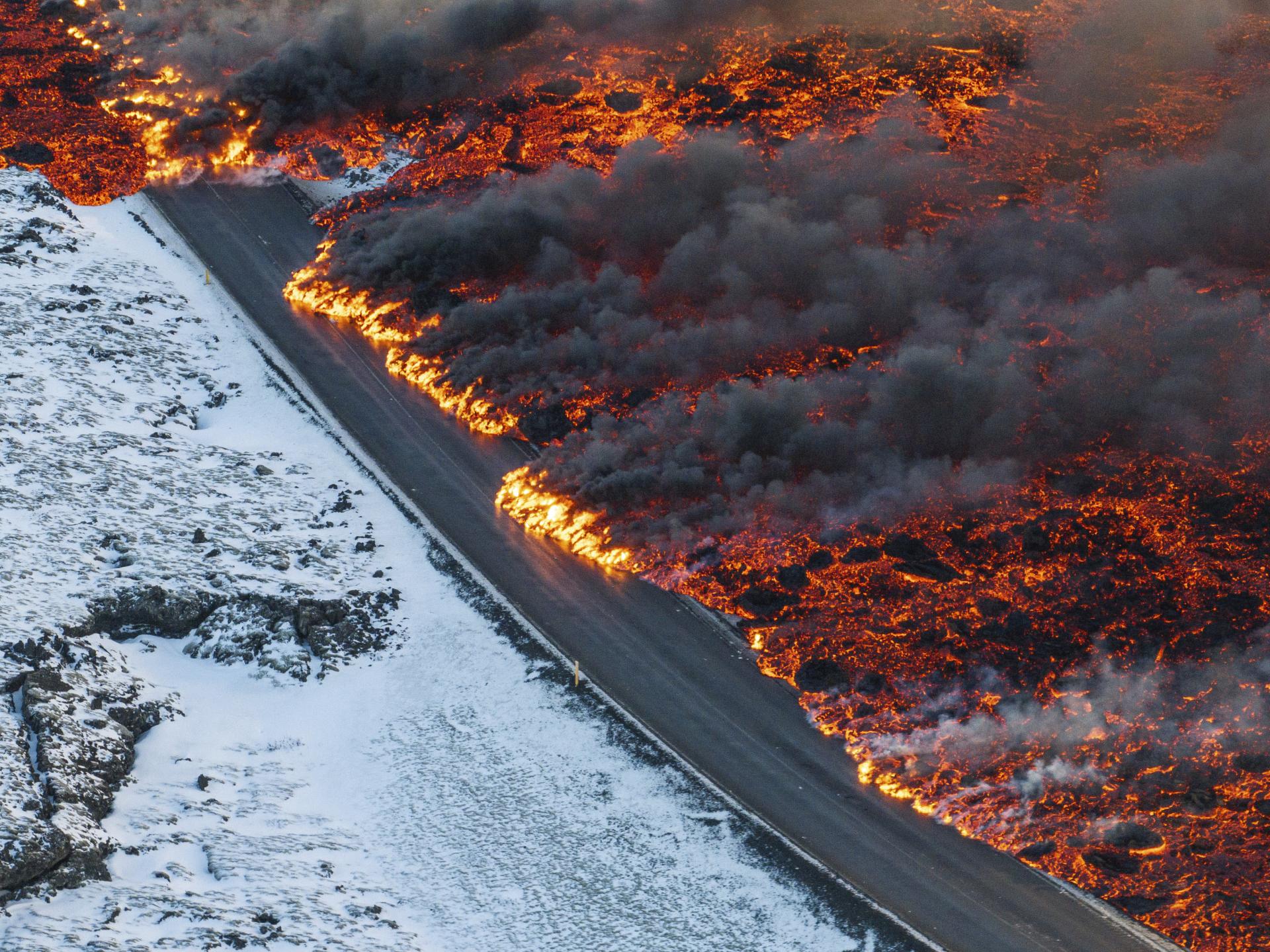 Sopečná erupcia na Islande poškodila potrubie, tisíce ľudí sú bez tepla