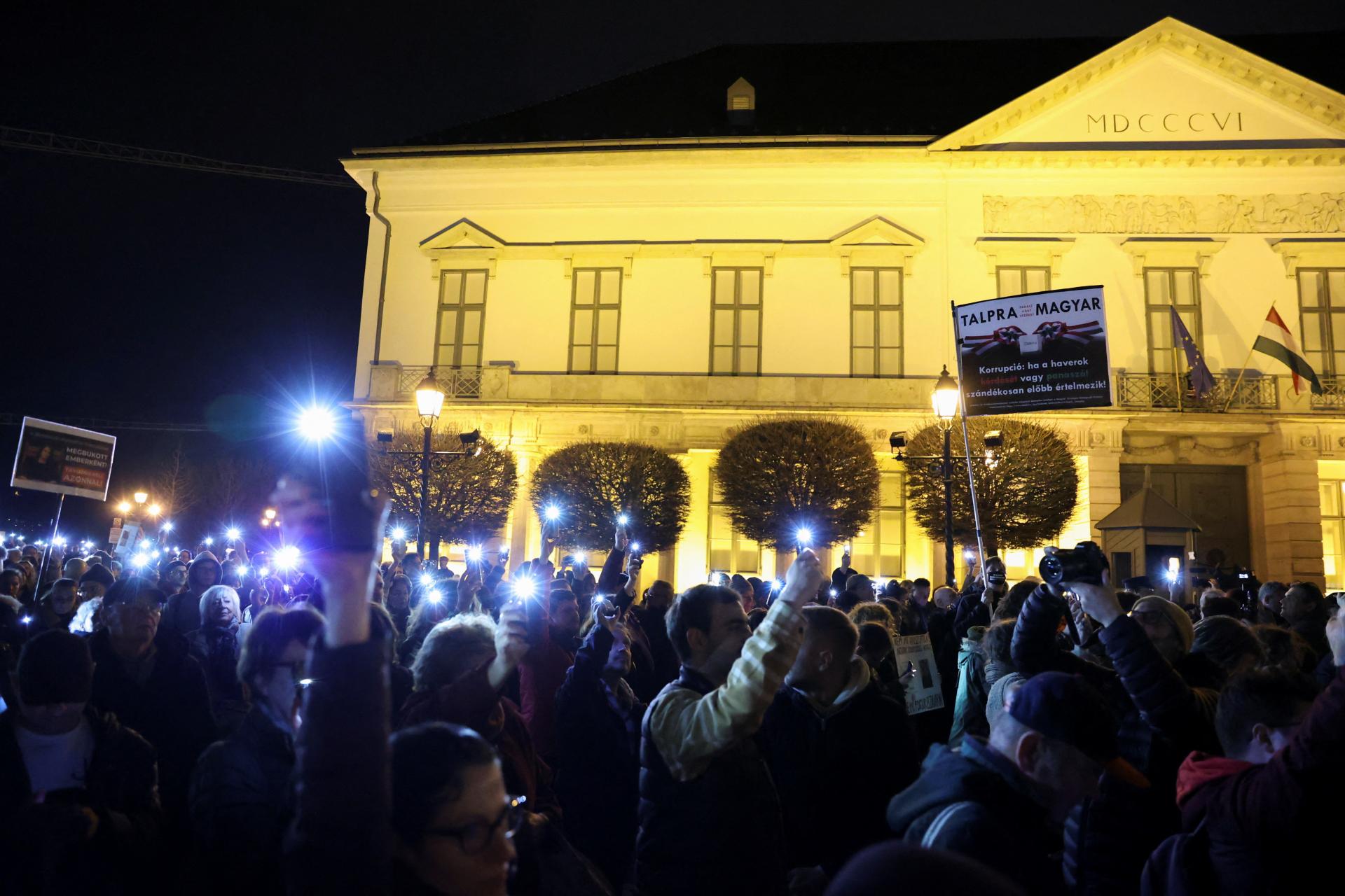 Stovky protestujúcich v Budapešti vyzývali na odstúpenie prezidentky