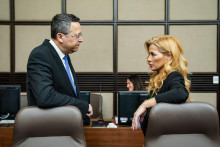 Minister financií Ladislav Kamenický (vľavo) v rozhovore s kolegyňou z vlády. FOTO: ÚV