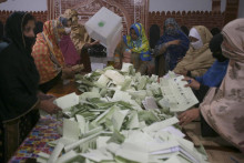 Členovia pakistanskej volebnej komisie spočítavajú hlasy po zatvorení volebných miestností v deň konania parlamentných volieb v pakistanskom Pešávare. FOTO: TASR/AP