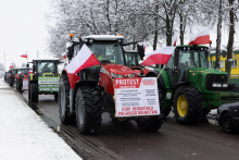 Poľskí farmári protestujú neďaleko hraníc s Ukrajinou proti cenovým tlakom, daniam a zelenej regulácii. FOTO: Reuters