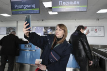 Ruská turistka, členka zájazdu do Severnej Kórey, sa fotí na medzinárodnom letisku vo Vladivostoku na Ďalekom východe. FOTO: TASR/AP