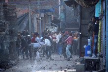 Demonštranti hádžu kamene na políciu počas protestu proti vládnej demolácii v severoindickom meste Haldvani. FOTO: Reuters