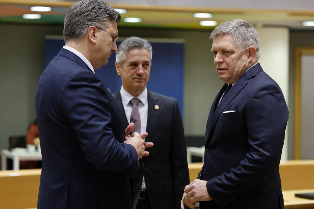 Slovenský premiér Robert Fico, slovinský premiér Robert Golob a chorvátsky premiér Andrej Plenkovič sa rozprávajú počas summitu EÚ v Bruseli. FOTO: TASR/AP