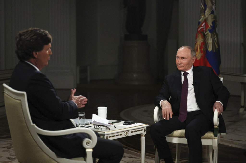 Ruský prezident Vladimir Putin (vpravo) a americký moderátor Tucker Carlson počas rozhovoru v Moskve. FOTO: TASR/AP
